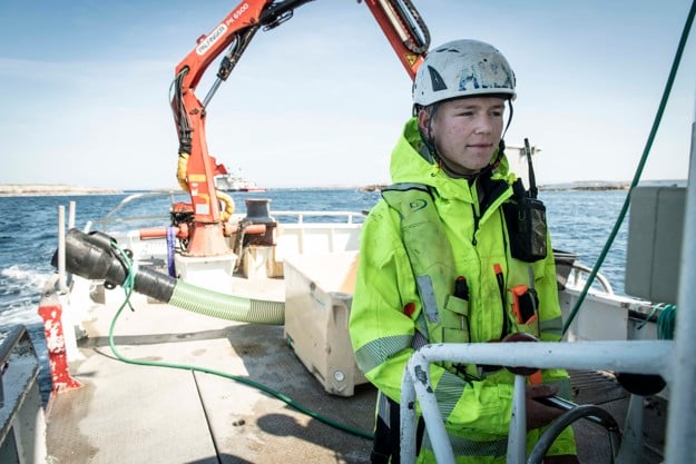 Ansatt jobber utendørs på anlegg